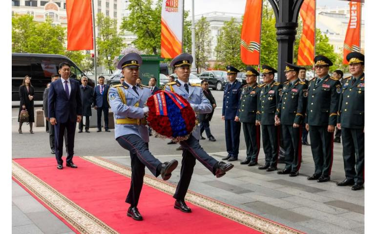 МОНГОЛ УЛСЫН ЕРӨНХИЙЛӨГЧ У.ХҮРЭЛСҮХ ОХУ-Д СУРАЛЦАЖ БУЙ СОНСОГЧИДТОЙ УУЛЗАВ